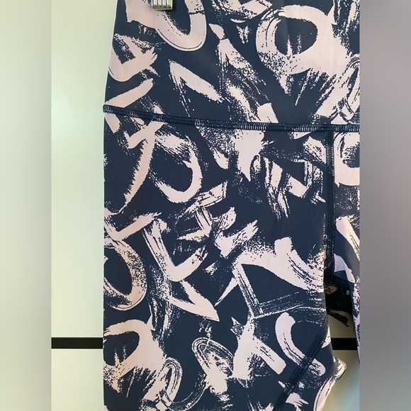 Lululemon Wunder Under Legging women’s 10 Graffiti  Antoinette Navy Hi Rise Crop - Picture 10 of 13